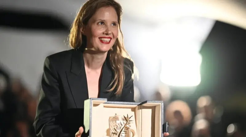 La directora Justine Triet sosteniendo la Palma de Oro por Anatomía de una caída en Cannes.