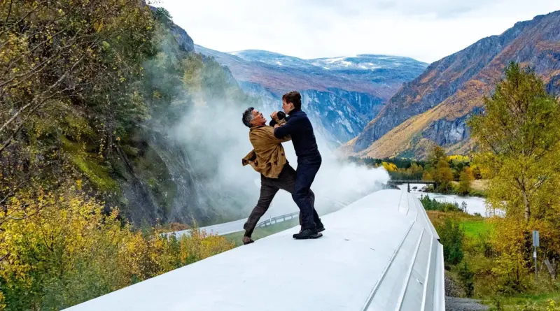 Escena De Pelea Sobre El Techo De Un Tren En Movimiento Entre Tom Cruise Y Esai Morales En 'Misión Imposible: Sentencia Mortal - Parte 1'.