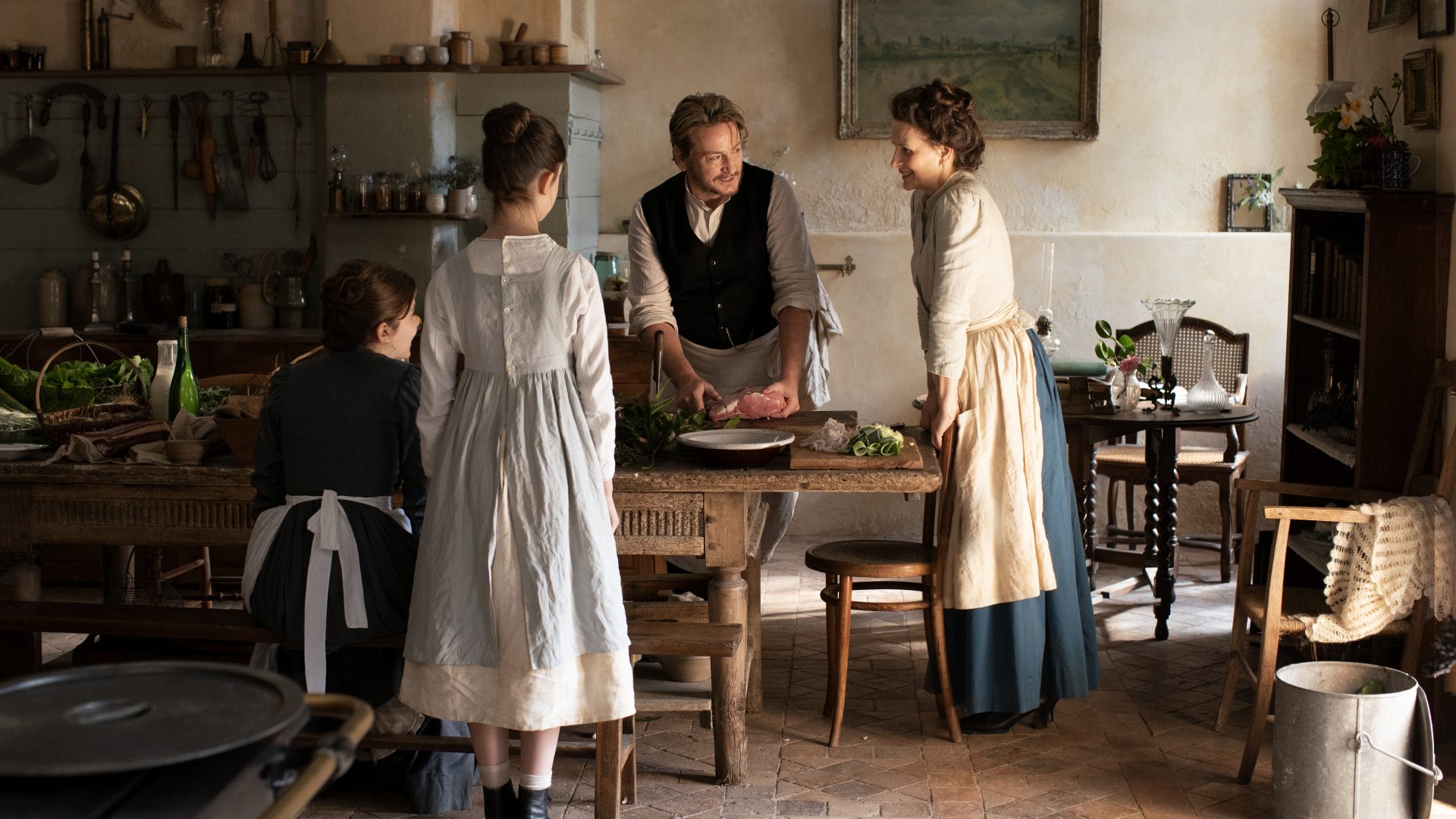 CRÍTICA (20SEFF): "A Fuego Lento" ("The Taste of Things") 2 Still 5 copyright ©Carole Bethuel CAST Benoit Magimel Juliette Binoche Bonnie Chagneau Ravoire Galatea Bellugi 1
