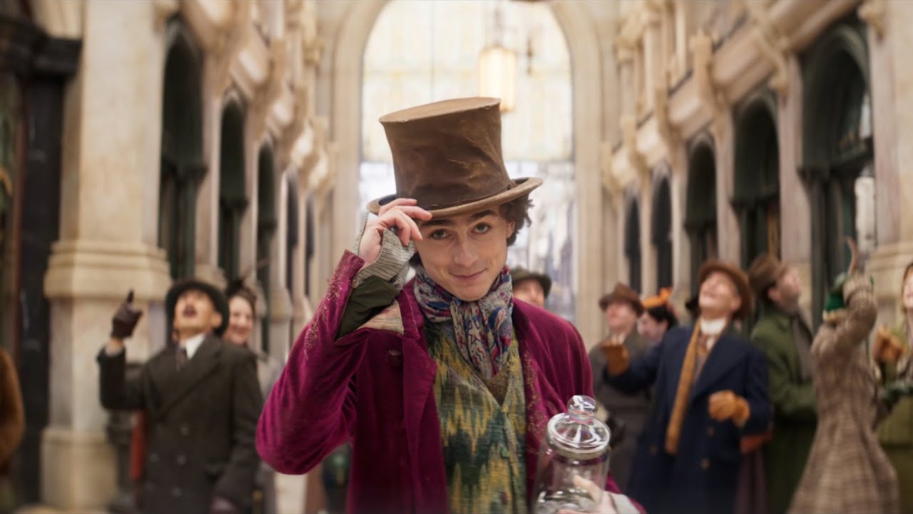Imagen de la pelíucla Wonka con Tilmothée Chalamet saludando.