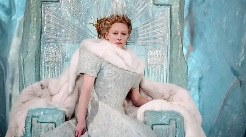 Tilda Swinton como la Bruja Blanca sentada en su trono de hielo en la película Las Crónicas de Narnia.