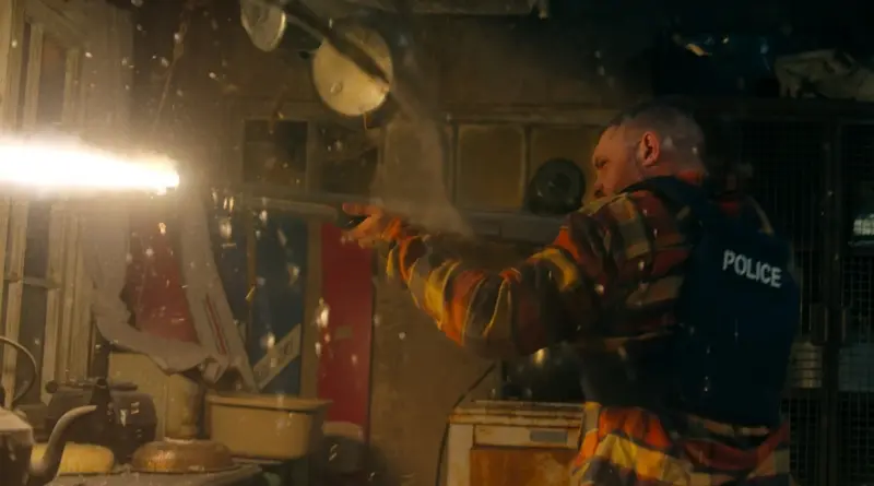 Imagen de Tom Hardy sosteniendo una escopeta en la película Havoc
