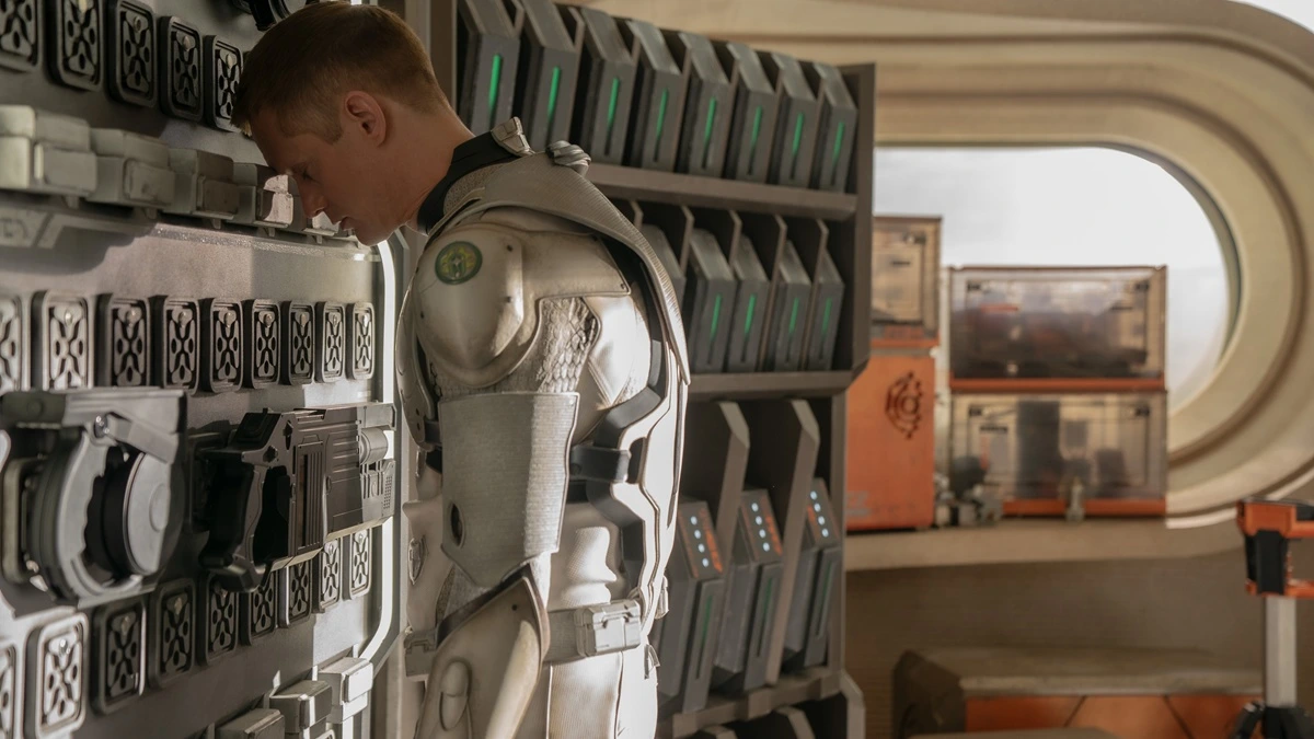 Crítica de 'Matabot' ('Murderbot'): Alexander Skarsgård es un robot autohackeado que no quiere matarte, solo ver su telenovela espacial. 4 Murderbot apple