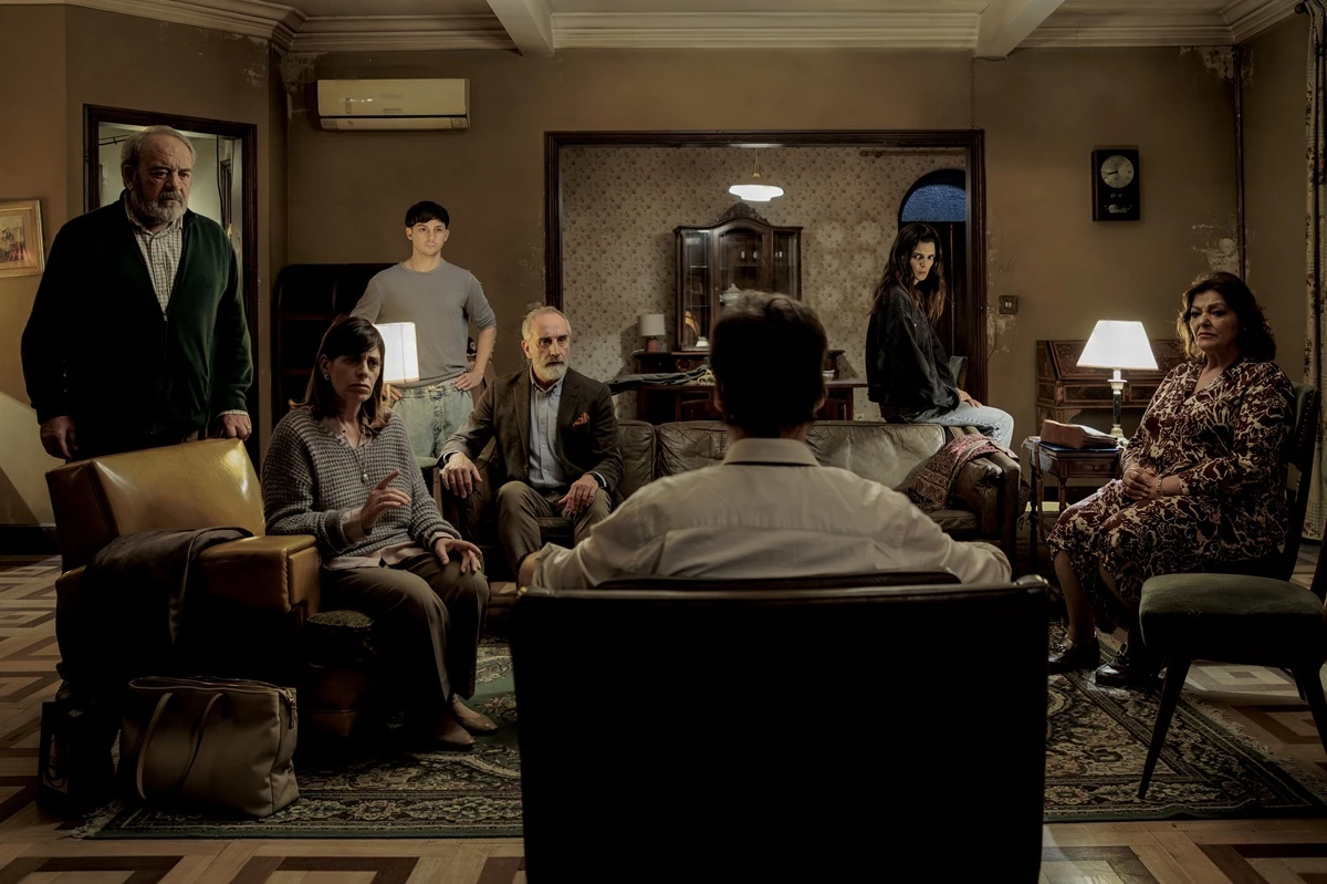 El primer tráiler de la película ‘Votemos’ pone a prueba la tolerancia de unos vecinos ante un nuevo inquilino. 2 Votemos
