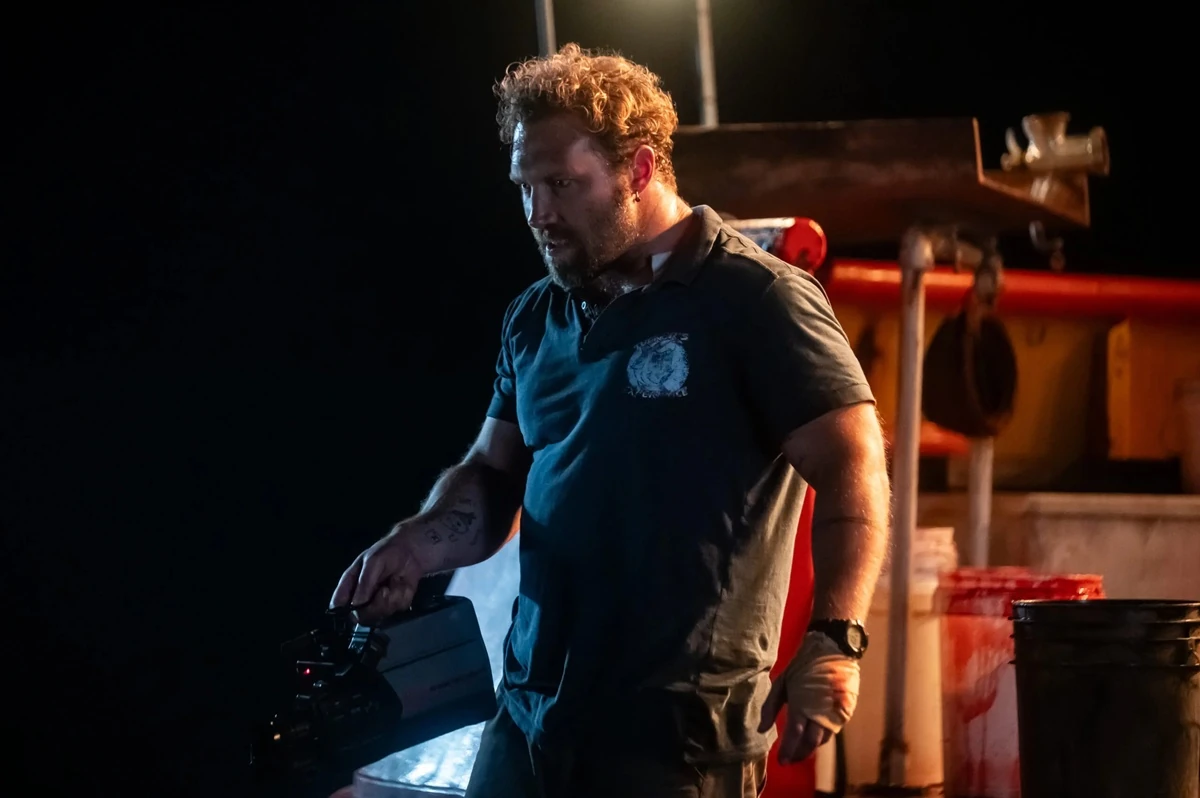 El nuevo tráiler de la película 'Dangerous Animals' muestra a un Jai Courtney como asesino serial fanático de los tiburones. 2 dangerous animals
