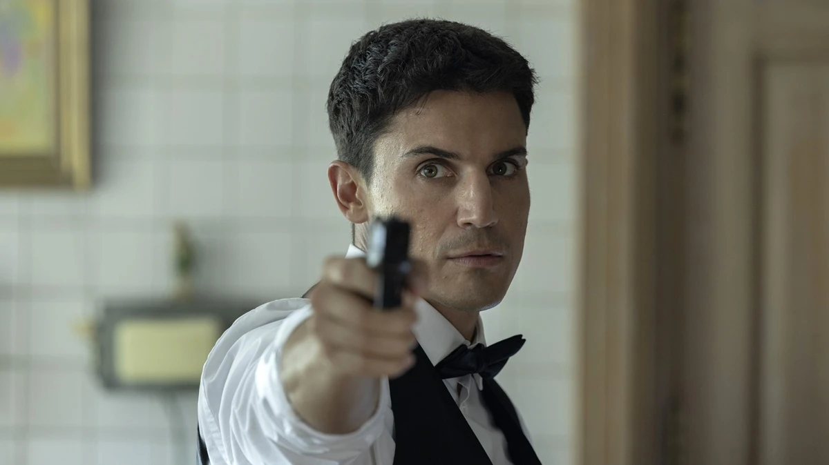 El primer tráiler de la serie 'Ladrones: La tiara de Santa Águeda' muestra a Álex González y Silvia Alonso en medio de un atraco en el paraíso. 2 ladrones la tiara de santa agueda