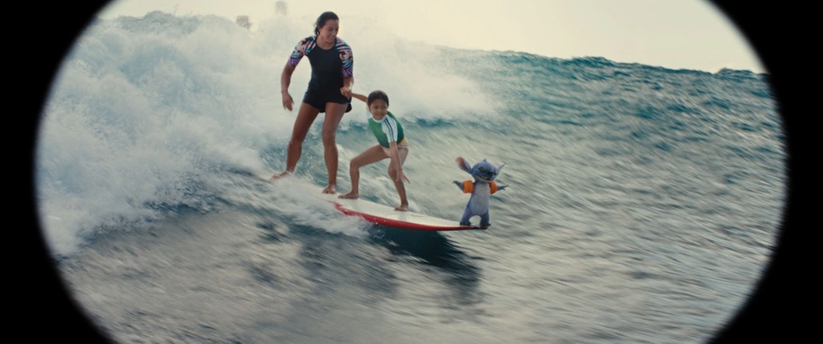 Crítica de 'Lilo y Stitch': Disney exprime la nostalgia con un Stitch tan adorable como siempre que conquistará a las nuevas generaciones. 4 lilo y stitch 2025 pelicula surf