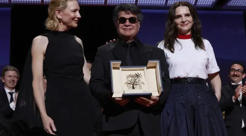 Jafar Panahi con la Palma de Oro en Cannes 2025