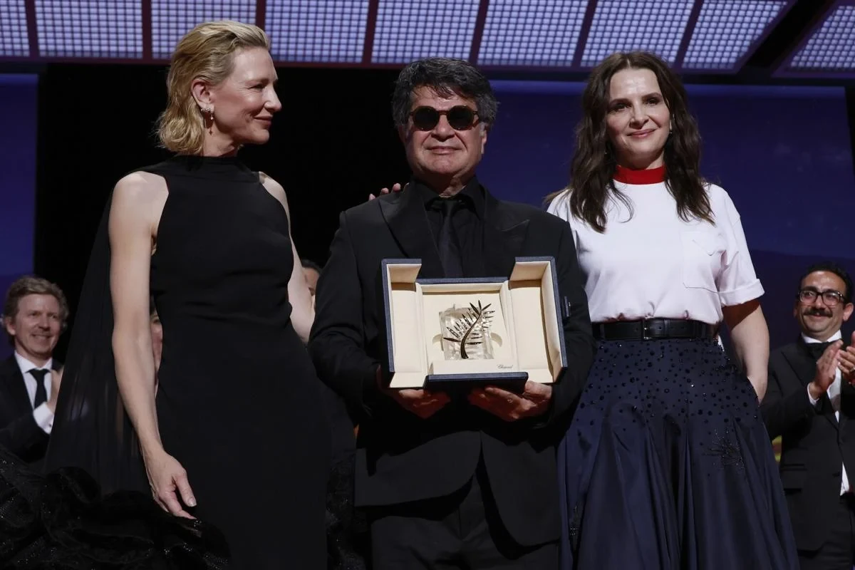 El Palmarés de Cannes 2025: 'It Was Just An Accident', de Jafar Panahi, Palma de Oro, y 'Sirat', del español Oliver Laxe, Premio del Jurado. 2 Jafar Panahi con la Palma de Oro en Cannes 2025