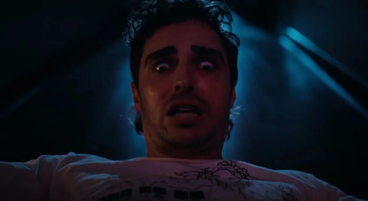 Alison Brie y Dave Franco son inseparables, literalmente, en el nuevo tráiler de la película ‘Together’, el body horror que conquistó Sundance. 2 together 2025