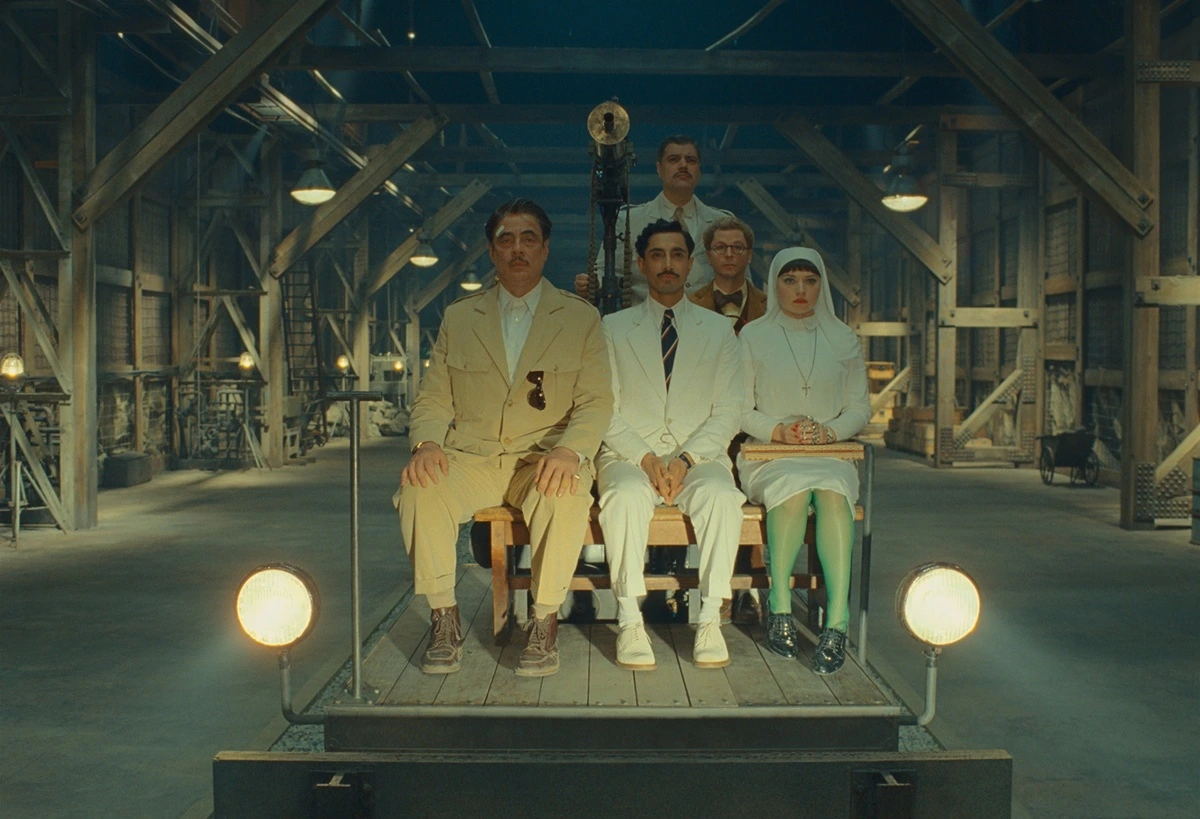 Crítica de 'La Trama Fenicia': El regreso triunfal de Wes Anderson con su aventura más brillante y surrealista. 3 4252 FP 00301
