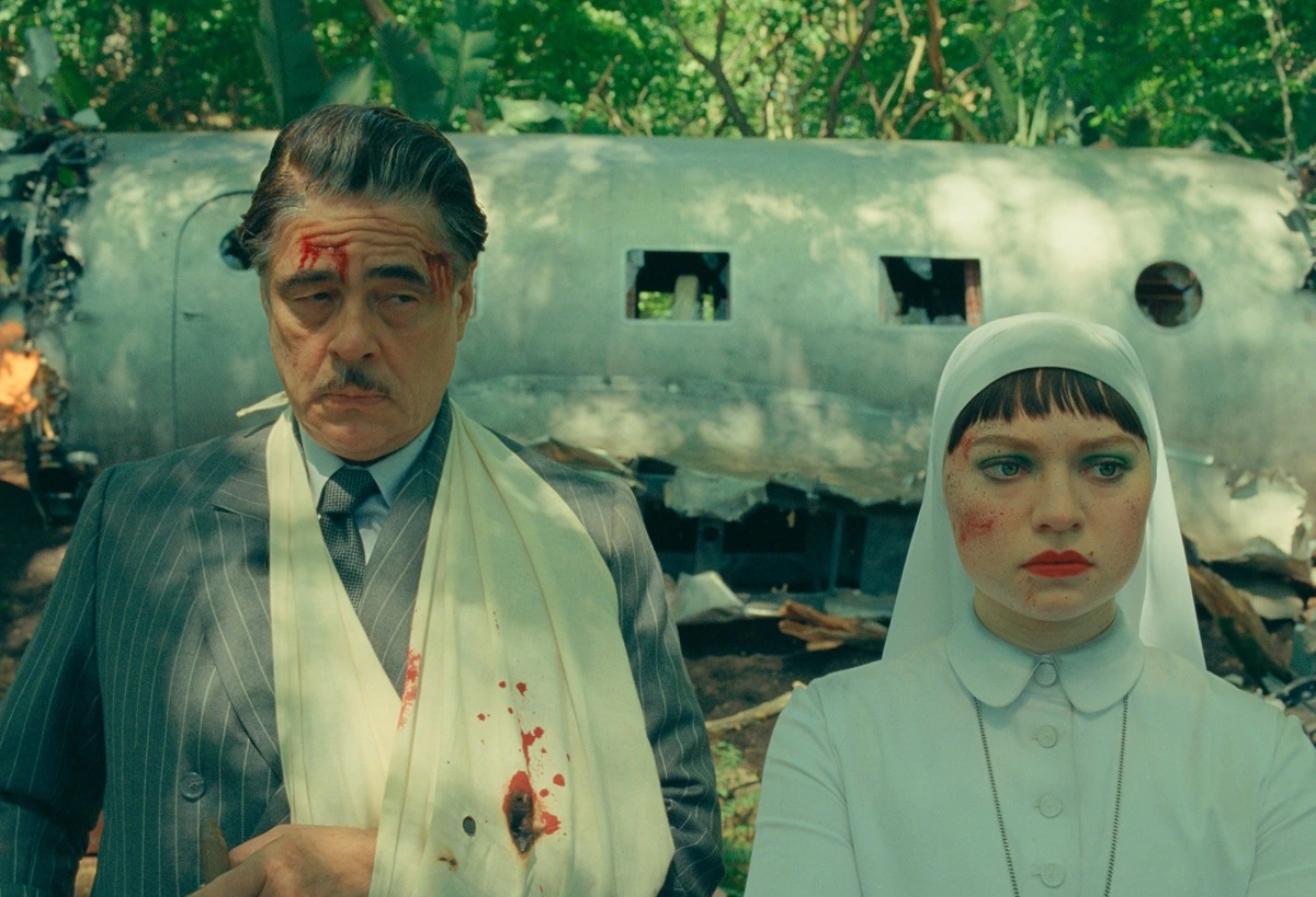 Crítica de 'La Trama Fenicia': El regreso triunfal de Wes Anderson con su aventura más brillante y surrealista. 2 4252 FP 00641 1