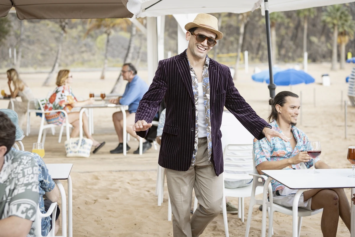 Leo Harlem busca coartada y Jaime Lorente se la fabrica en el primer tráiler de la película de comedia 'Coartadas'. 2 coartadas pelicula