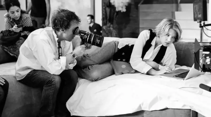 Bertrand Bonello dirigiendo a Léa Seydoux en The Beast