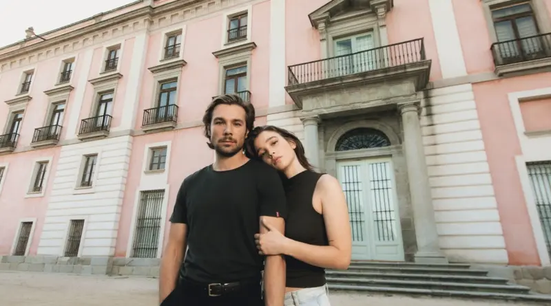 Carlos Cuevas y Carla Campra, protagonistas de la serie de Netflix Los Secretos de la Cortesana