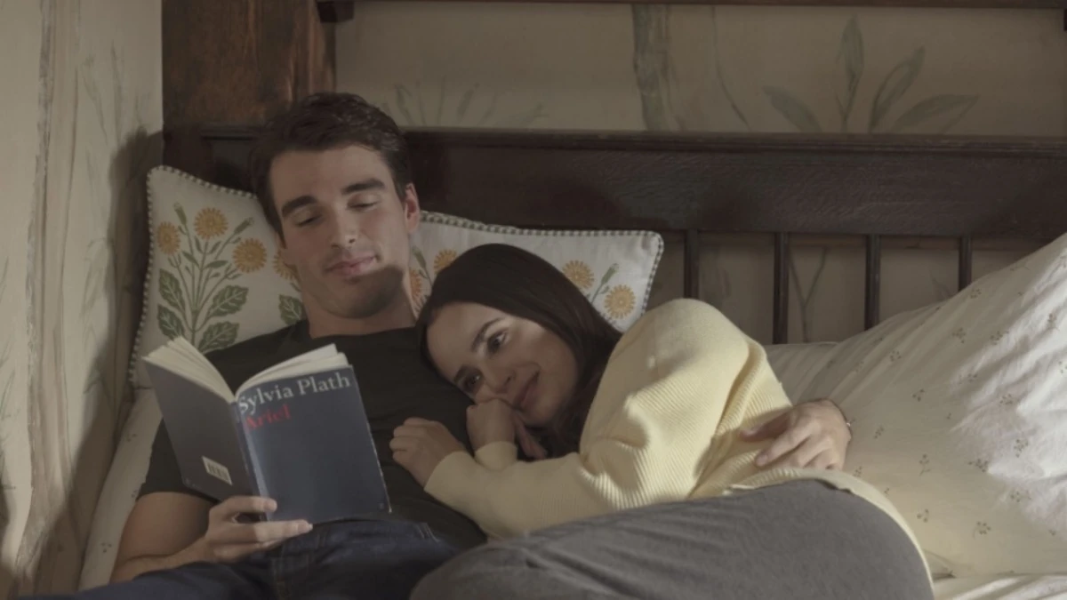 Sofia Carson y Corey Mylchreest se enamoran en el primer tráiler de la película ‘Mi Año en Oxford’. 2 mi ano en