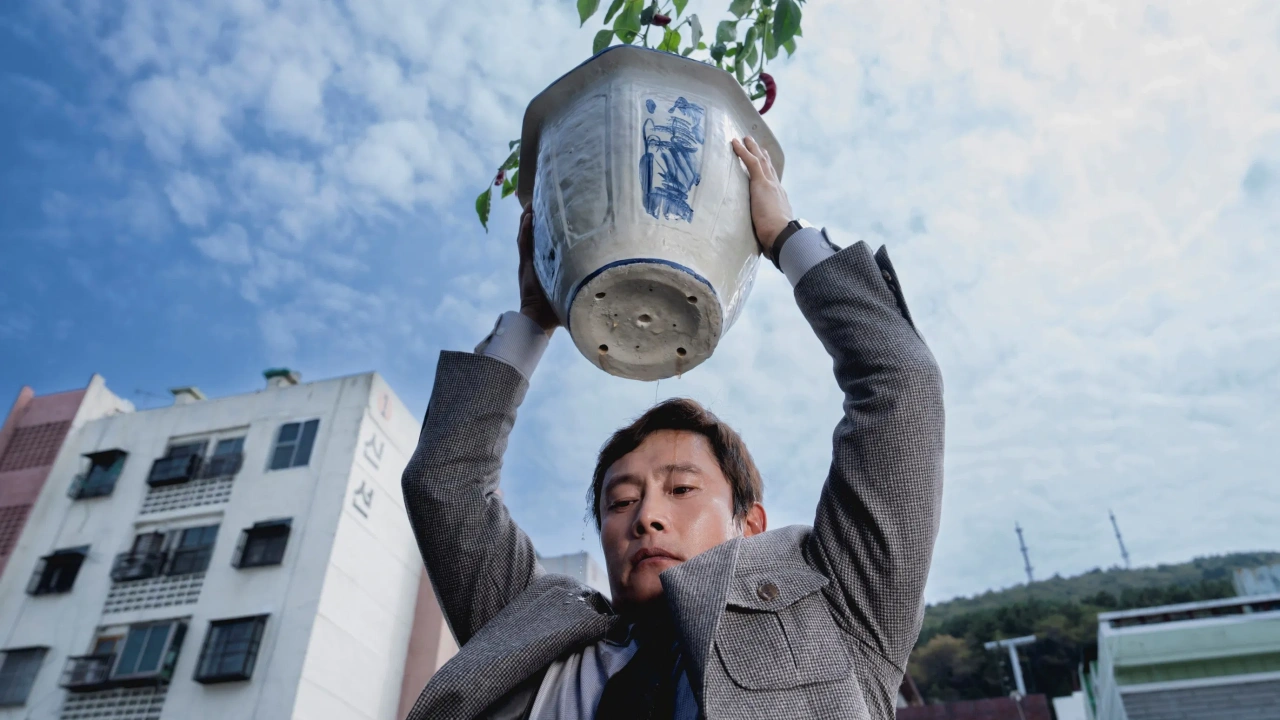 Llega el intenso primer tráiler de 'No Other Choice', la esperada película de Park Chan-wook, director de 'Oldboy' y 'The Handmaiden'. 2 no other choice 2025