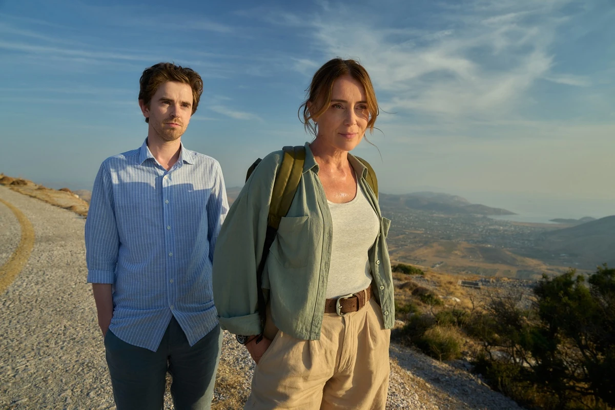 Freddie Highmore y Keeley Hawes, madre e hijo a la fuga en el primer tráiler de la serie 'The Assassin'. 2 the assassin serie 1