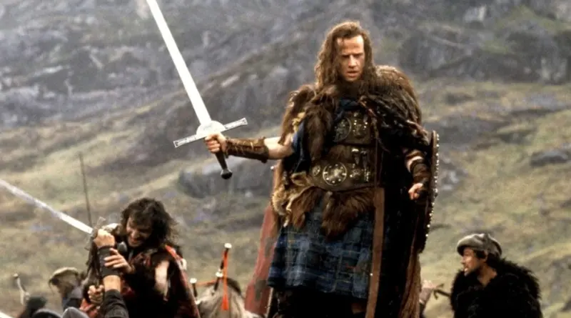 Christopher Lambert como Connor MacLeod en una escena de batalla de la película Highlander.