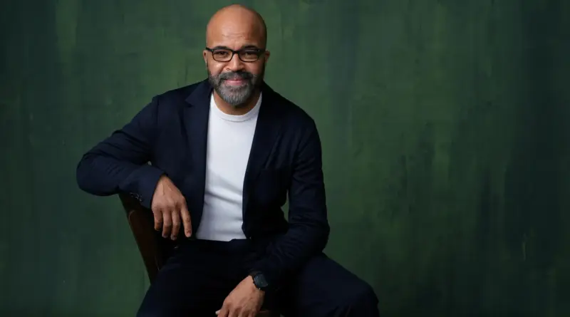 El actor Jeffrey Wright sentado posando frente a un fondo verde.