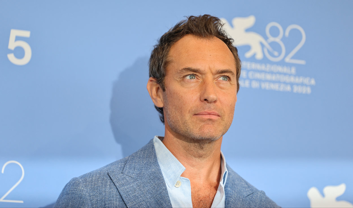Jude Law es Putin en 'The Wizard of the Kremlin', presentada en el Festival de Venecia: «Es increíble lo que puede hacer una buena peluca». 2 mundoCine - the wizard of the kremlin jude law venecia