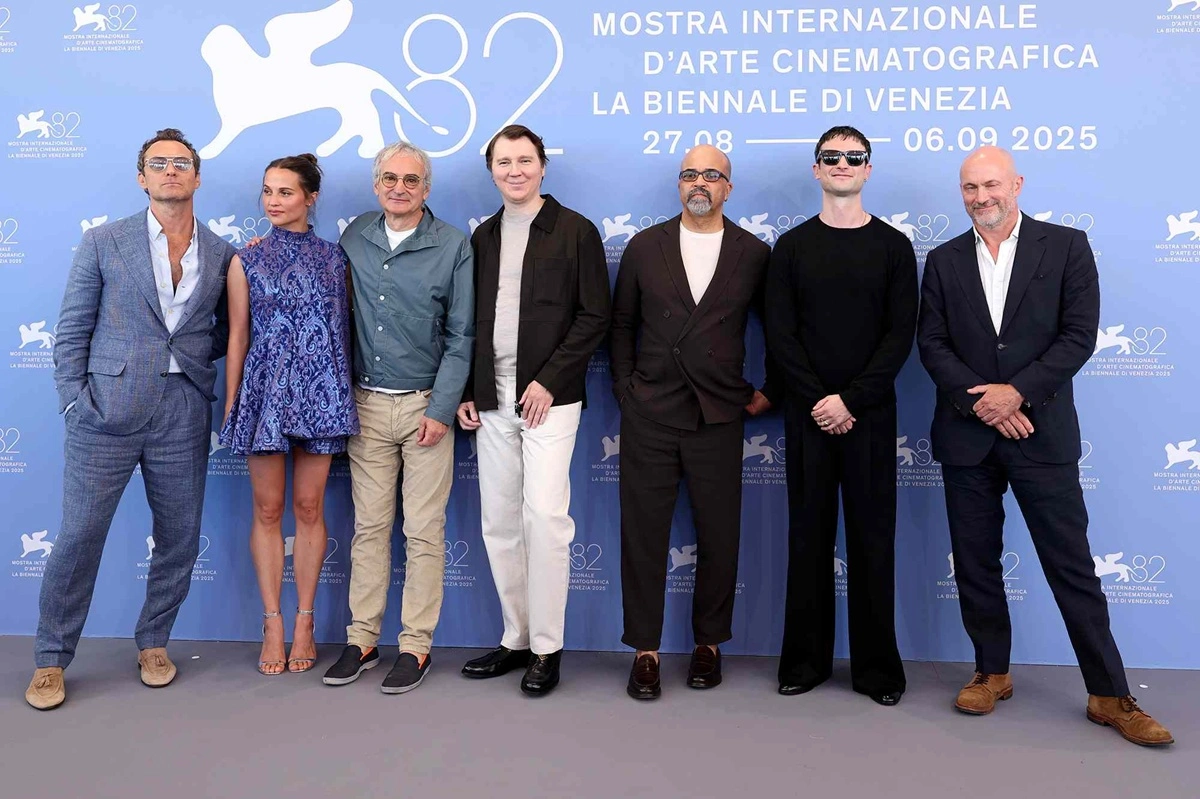 Jude Law es Putin en 'The Wizard of the Kremlin', presentada en el Festival de Venecia: «Es increíble lo que puede hacer una buena peluca». 6 mundoCine - the wizard of the kremlin venecia