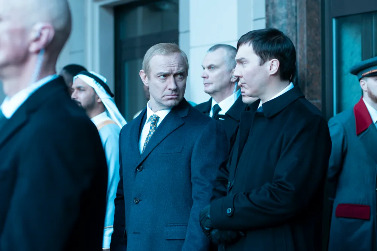 Jude Law es Putin en 'The Wizard of the Kremlin', presentada en el Festival de Venecia: «Es increíble lo que puede hacer una buena peluca». 4 mundoCine - the wizard of the kremlin