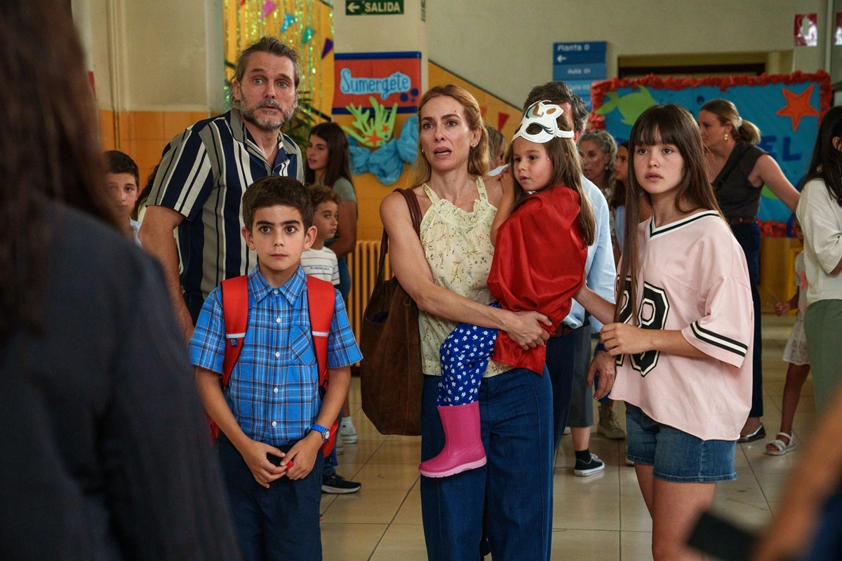 Comienza el rodaje de 'Tres de Más', la nueva comedia familiar de Mar Olid, protagonizada por Kira Miró y Salva Reina. 2 tres de mas pelicula mar olid
