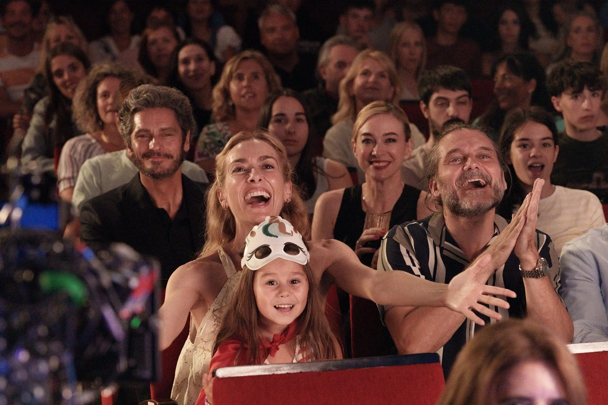 Comienza el rodaje de 'Tres de Más', la nueva comedia familiar de Mar Olid, protagonizada por Kira Miró y Salva Reina. 4 tres de mas pelicula