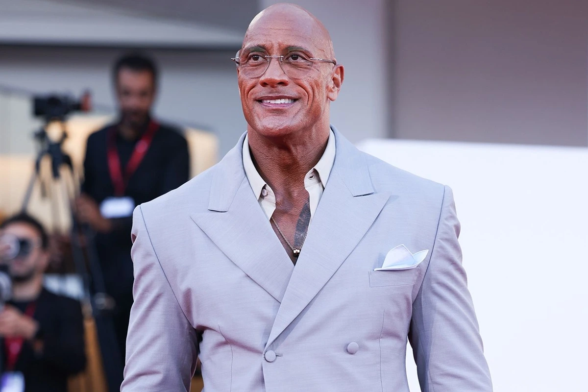 Dwayne Johnson se emociona con la larga ovación de pie en el estreno mundial de 'The Smashing Machine' en el Festival de Venecia. 2 mundoCine - Dwayne Johnson the smashing machine festival venecia