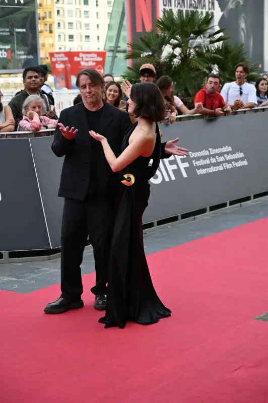 Richard Linklater y su 'Nouvelle Vague' conquistan la alfombra roja del Festival de San Sebastián. 12 Richard Linklater y Zoey Deutch asisten a la alfombra roja de ‘Nouvelle Vague’ en el 73.º Festival Internacional de Cine de San Sebastián, el 19 de septiembre de 2025.