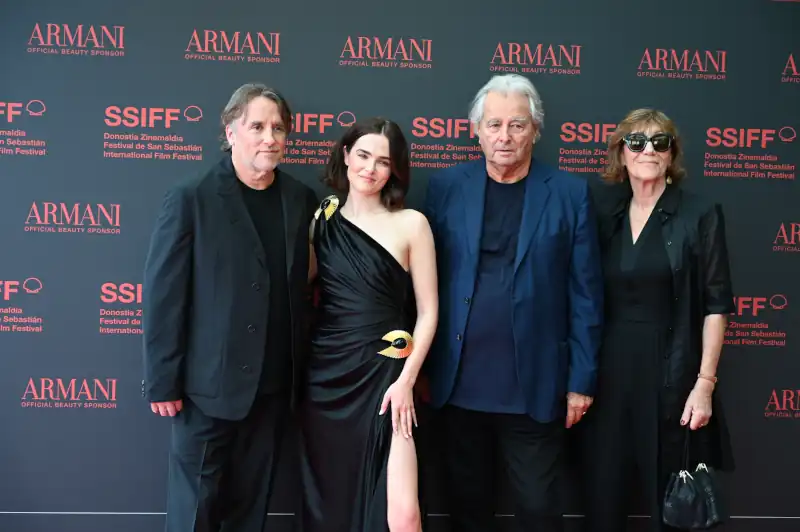 Richard Linklater y su 'Nouvelle Vague' conquistan la alfombra roja del Festival de San Sebastián. 6 Richard Linklater, Zoey Deutch, Michèle Pétin y Laurent Pétin asisten a la alfombra roja de ‘Nouvelle Vague’ en el 73.º Festival Internacional de Cine de San Sebastián, el 19 de septiembre de 2025.