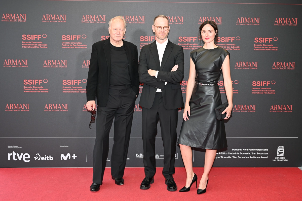 Joachim Trier, Renate Reinsve y Stellan Skarsgård, protagonistas absolutos de la alfombra roja del Festival de San Sebastián. 2 mundoCine - VALOR SENTIMENTAL ALFOMBRA ROJA SAN SEBASTIAN CAB