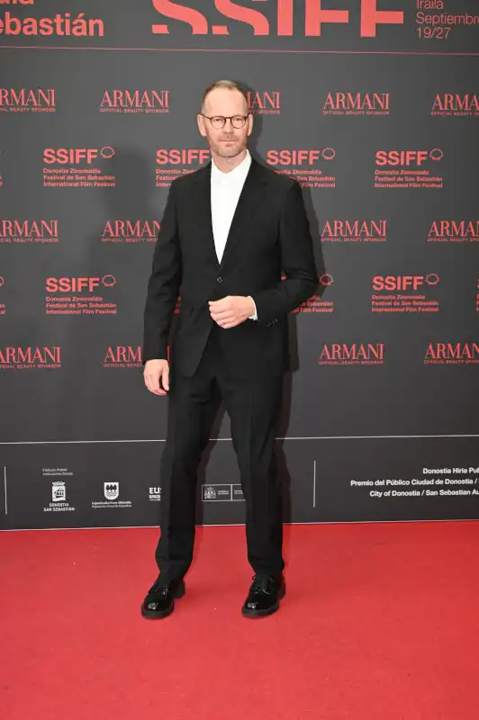 Joachim Trier, Renate Reinsve y Stellan Skarsgård, protagonistas absolutos de la alfombra roja del Festival de San Sebastián. 6 Joachim Trier asiste a la alfombra roja de ‘Valor Sentimental’ en el 73 Festival Internacional de Cine de San Sebastián, el 20 de septiembre de 2025 en San Sebastián, España.