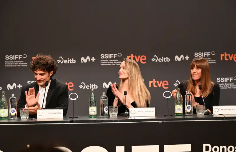 Angelina Jolie, Louis Garrel y Alice Winocour en la rueda de prensa de ‘Couture’ en el 73 Festival Internacional de Cine de San Sebastián, el 21 de septiembre de 2025 en San Sebastián, España. 
