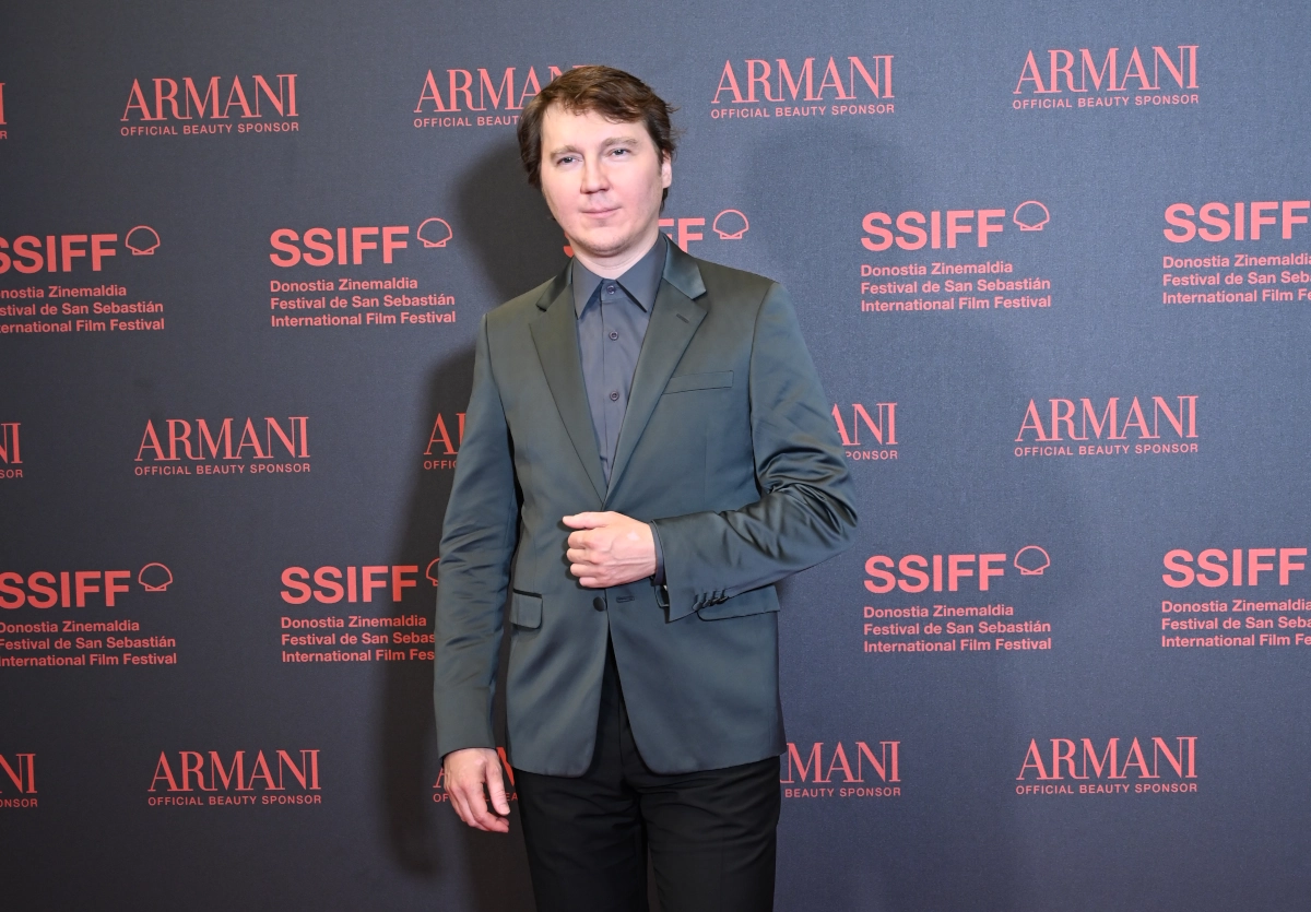 Paul Dano y Olivier Assayas desfilan por la alfombra roja del Festival de San Sebastián, donde presentan ‘El Mago del Kremlin’.