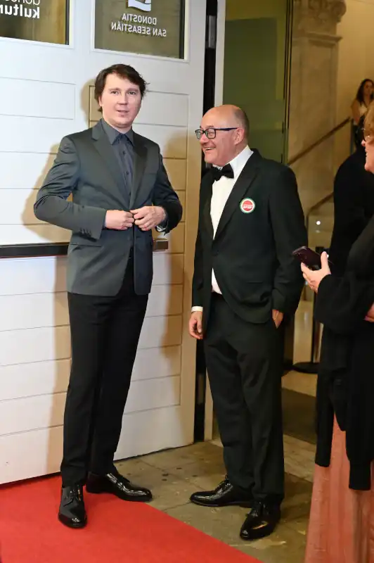 Paul Dano y Olivier Assayas desfilan por la alfombra roja del Festival de San Sebastián, donde presentan 'El Mago del Kremlin'. 12 Paul Dano y José Luis Rebordinos en la alfombra roja de ‘El Mago del Kremlin’ en el 73 Festival Internacional de Cine de San Sebastián, el 19 de septiembre de 2025 en San Sebastián, España