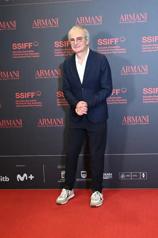 Paul Dano y Olivier Assayas desfilan por la alfombra roja del Festival de San Sebastián, donde presentan 'El Mago del Kremlin'. 10 Olivier Assayas asiste a la alfombra roja de ‘El Mago del Kremlin’ en el 73 Festival Internacional de Cine de San Sebastián, el 19 de septiembre de 2025 en San Sebastián, España.
