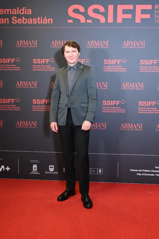 Paul Dano y Olivier Assayas desfilan por la alfombra roja del Festival de San Sebastián, donde presentan 'El Mago del Kremlin'. 9 Paul Dano asiste a la alfombra roja de ‘El Mago del Kremlin’ en el 73 Festival Internacional de Cine de San Sebastián, el 19 de septiembre de 2025 en San Sebastián, España.
