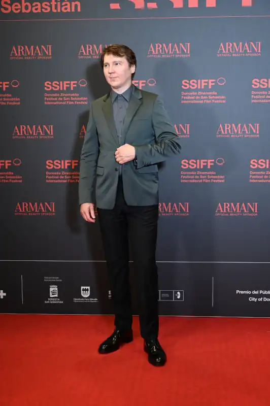 Paul Dano y Olivier Assayas desfilan por la alfombra roja del Festival de San Sebastián, donde presentan 'El Mago del Kremlin'. 8 Paul Dano asiste a la alfombra roja de ‘El Mago del Kremlin’ en el 73 Festival Internacional de Cine de San Sebastián, el 19 de septiembre de 2025 en San Sebastián, España.