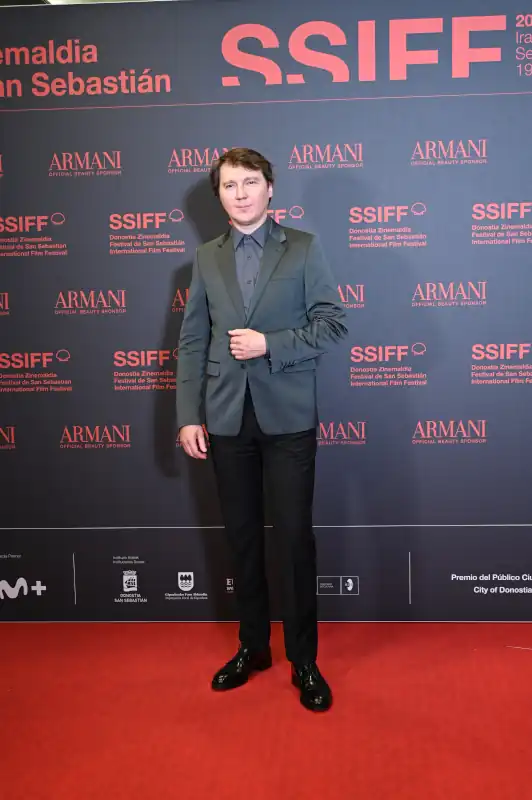 Paul Dano y Olivier Assayas desfilan por la alfombra roja del Festival de San Sebastián, donde presentan 'El Mago del Kremlin'. 7 Paul Dano asiste a la alfombra roja de ‘El Mago del Kremlin’ en el 73 Festival Internacional de Cine de San Sebastián, el 19 de septiembre de 2025 en San Sebastián, España.
