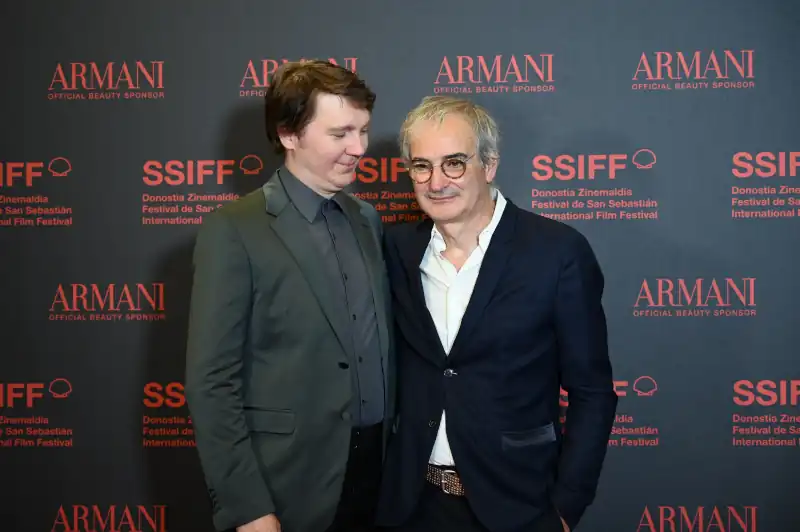Paul Dano y Olivier Assayas desfilan por la alfombra roja del Festival de San Sebastián, donde presentan 'El Mago del Kremlin'. 4 Paul Dano y Olivier Assayas asisten a la alfombra roja de ‘El Mago del Kremlin’ en el 73 Festival Internacional de Cine de San Sebastián, el 19 de septiembre de 2025 en San Sebastián, España.