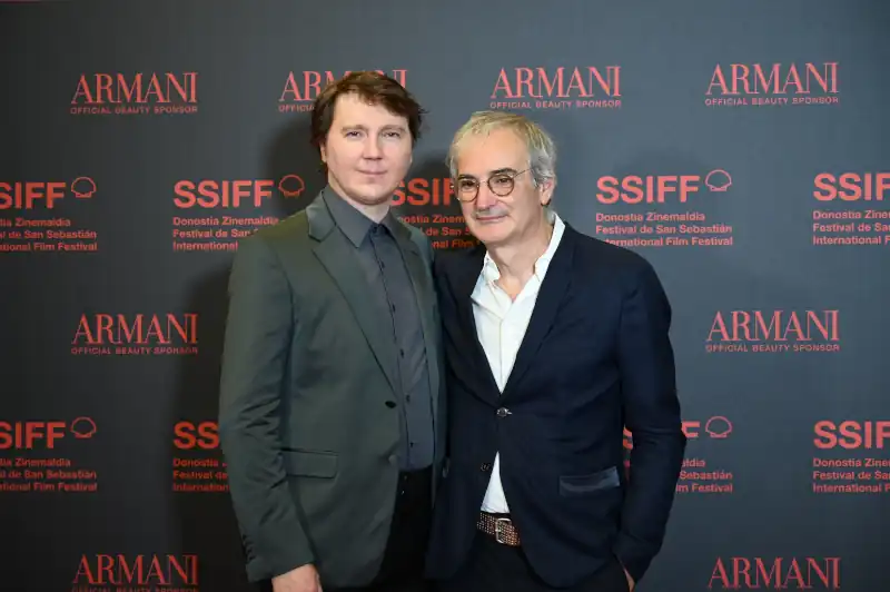 Paul Dano y Olivier Assayas desfilan por la alfombra roja del Festival de San Sebastián, donde presentan 'El Mago del Kremlin'. 5 Paul Dano y Olivier Assayas asisten a la alfombra roja de ‘El Mago del Kremlin’ en el 73 Festival Internacional de Cine de San Sebastián, el 19 de septiembre de 2025 en San Sebastián, España.