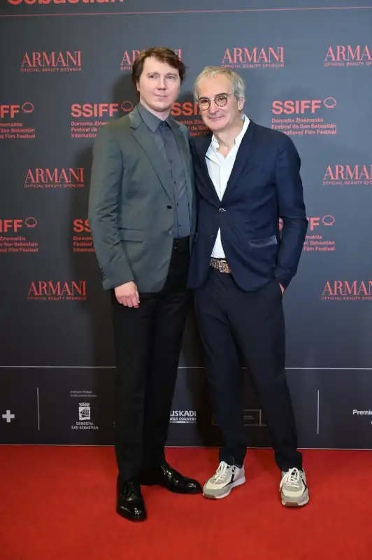 Paul Dano y Olivier Assayas desfilan por la alfombra roja del Festival de San Sebastián, donde presentan 'El Mago del Kremlin'. 6 Paul Dano y Olivier Assayas asisten a la alfombra roja de ‘El Mago del Kremlin’ en el 73 Festival Internacional de Cine de San Sebastián, el 19 de septiembre de 2025 en San Sebastián, España.