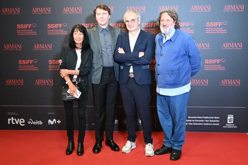 Paul Dano y Olivier Assayas desfilan por la alfombra roja del Festival de San Sebastián, donde presentan 'El Mago del Kremlin'. 11 Paul Dano, Olivier Assayas y Olivier Delbosc asisten a la alfombra roja de ‘El Mago del Kremlin’ en el 73 Festival Internacional de Cine de San Sebastián, el 19 de septiembre de 2025 en San Sebastián, España.