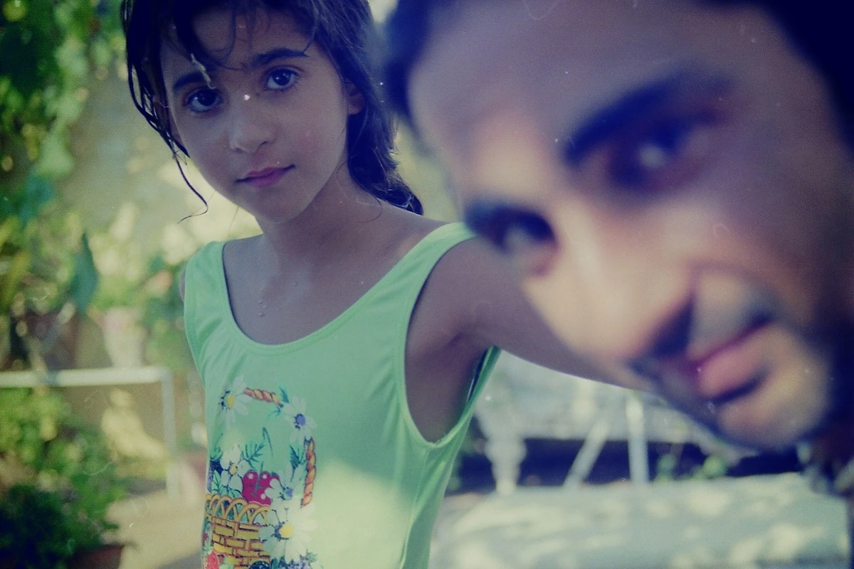 Ya está aquí el emotivo primer tráiler de 'Flores para Antonio', el documental en el que Alba Flores recuerda a su padre. 2 mundoCine - flores para antonio alba antonio
