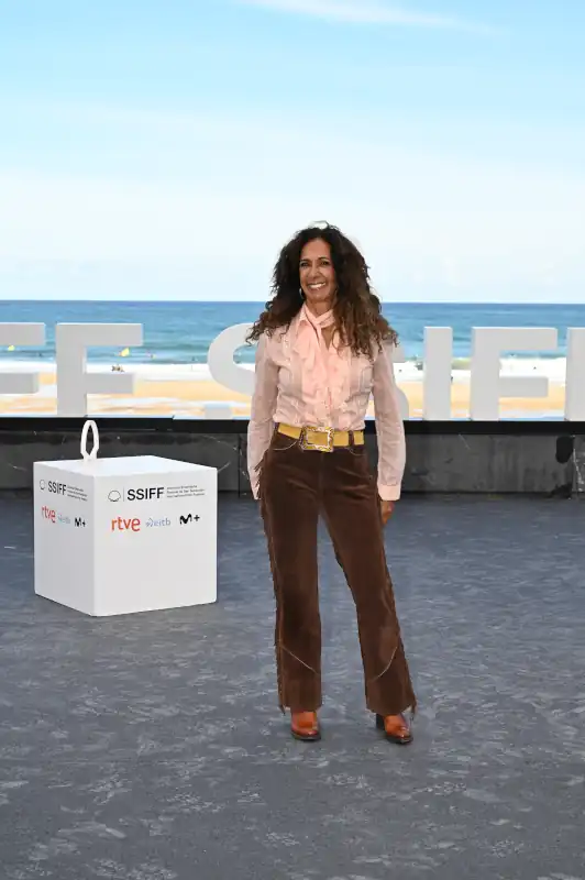 'Flores para Antonio' se presenta en el Festival de San Sebastián con la presencia de la familia Flores. 10 Rosario Flores asiste al photocall de ‘Flores Para Antonio’ en el 73 Festival Internacional de Cine de San Sebastián, el 23 de septiembre de 2025 en San Sebastián, España.