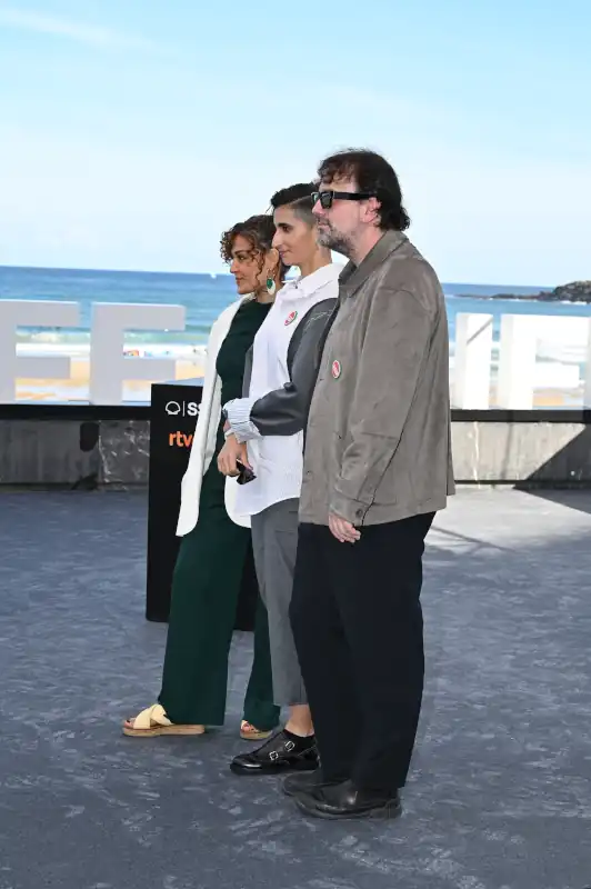 'Flores para Antonio' se presenta en el Festival de San Sebastián con la presencia de la familia Flores. 5 Alba Flores, Isaki Lacuesta y Elena Molina asisten al photocall de ‘Flores Para Antonio’ en el 73 Festival Internacional de Cine de San Sebastián, el 23 de septiembre de 2025 en San Sebastián, España.