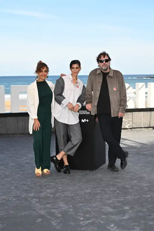 'Flores para Antonio' se presenta en el Festival de San Sebastián con la presencia de la familia Flores. 4 Alba Flores, Isaki Lacuesta y Elena Molina asisten al photocall de ‘Flores Para Antonio’ en el 73 Festival Internacional de Cine de San Sebastián, el 23 de septiembre de 2025 en San Sebastián, España.