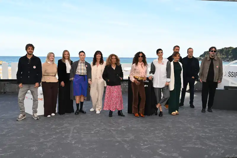 'Flores para Antonio' se presenta en el Festival de San Sebastián con la presencia de la familia Flores. 16 El equipo de ‘Flores Para Antonio’ asiste al photocall del 73 Festival Internacional de Cine de San Sebastián, el 23 de septiembre de 2025 en San Sebastián, España.